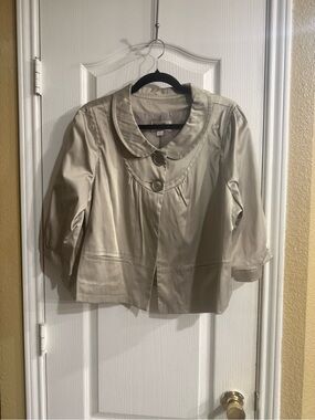 Donna Rae Women's Lightweight Cream Cropped Button Jacket